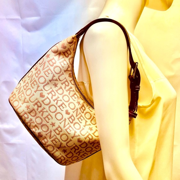 A DOONEY & BOURKE MONOGRAM PURSE OF  COATED COTTON WITH LEATHER ACCENTS. - Picture 4 of 16